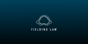 Fielding Law logo. Diferencia de Fielding Law