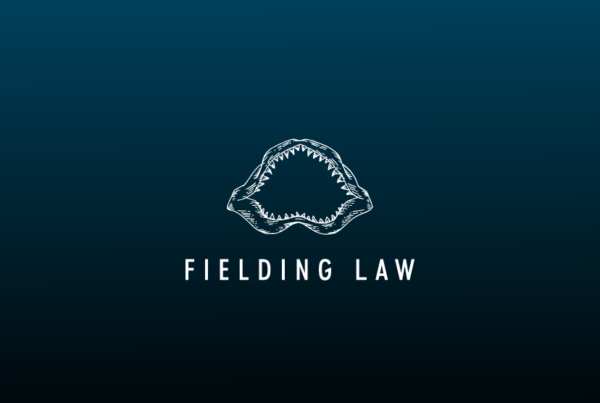 Fielding Law logo. Diferencia de Fielding Law