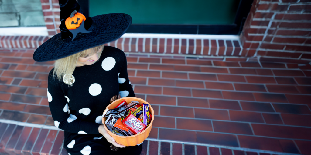 Lady passing out candy at Trunk or Treat