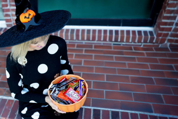 Lady passing out candy at Trunk or Treat